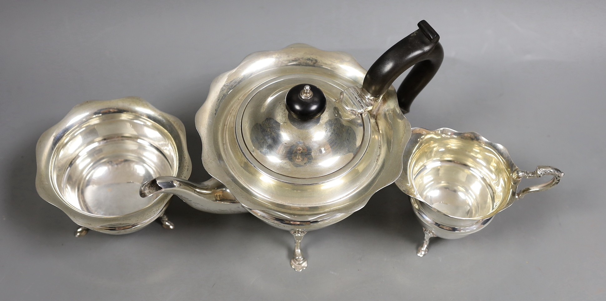A George V silver three piece tea set, Nathan & Hayes, Birmingham, 1915, gross 14.4oz.